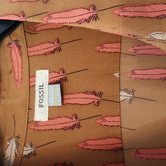 Fossil Feathers 100% silk button down - Picture 4 of 7